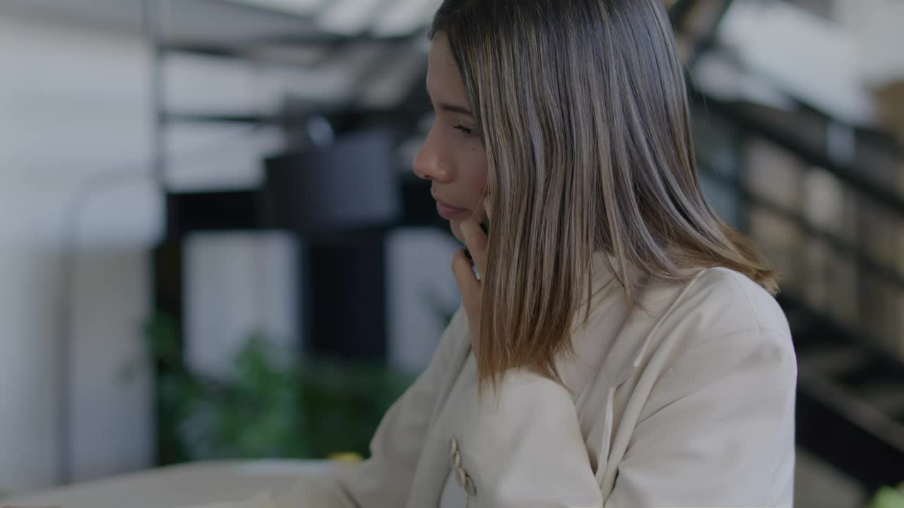 仕事中に通話する女性のイメージ